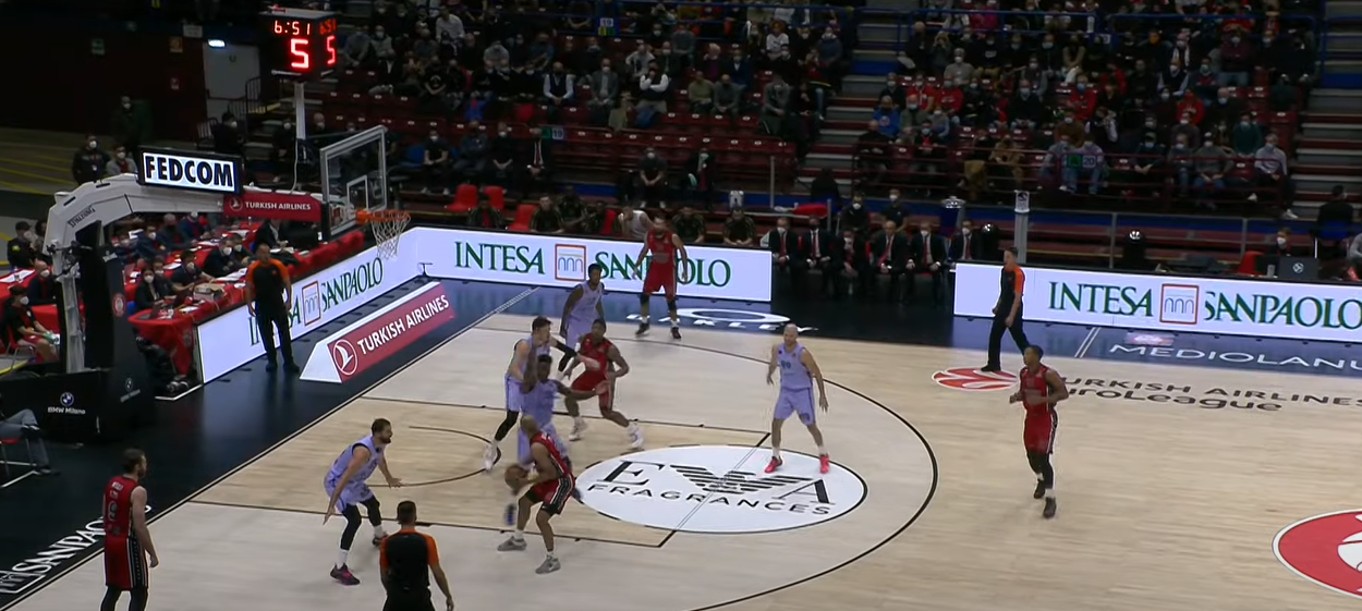 EuroLeague, l’Olimpia batte 75-70 il Barcellona e vola al comando solitario della classifica